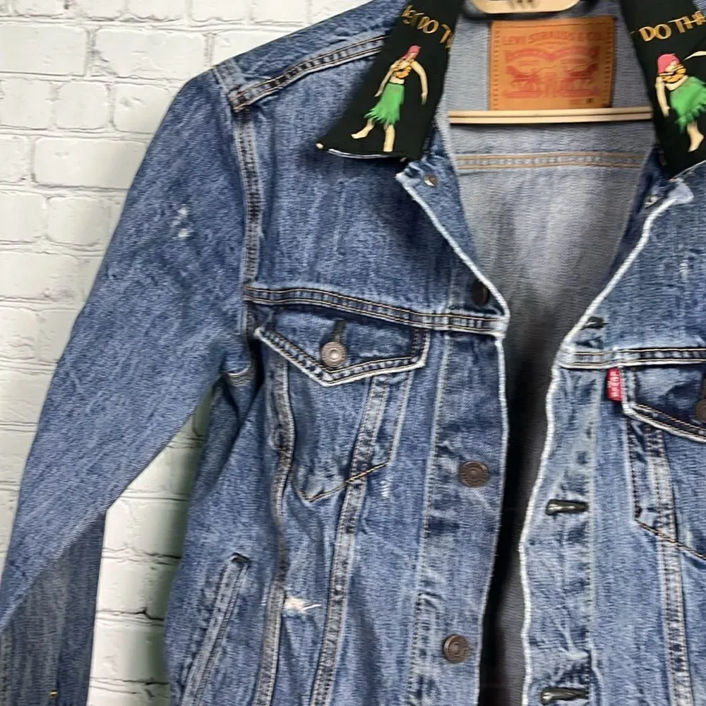 Levi’s Hula Girl Collar Trucker Denim Jacket size Medium Distressed - Picture 4 of 8